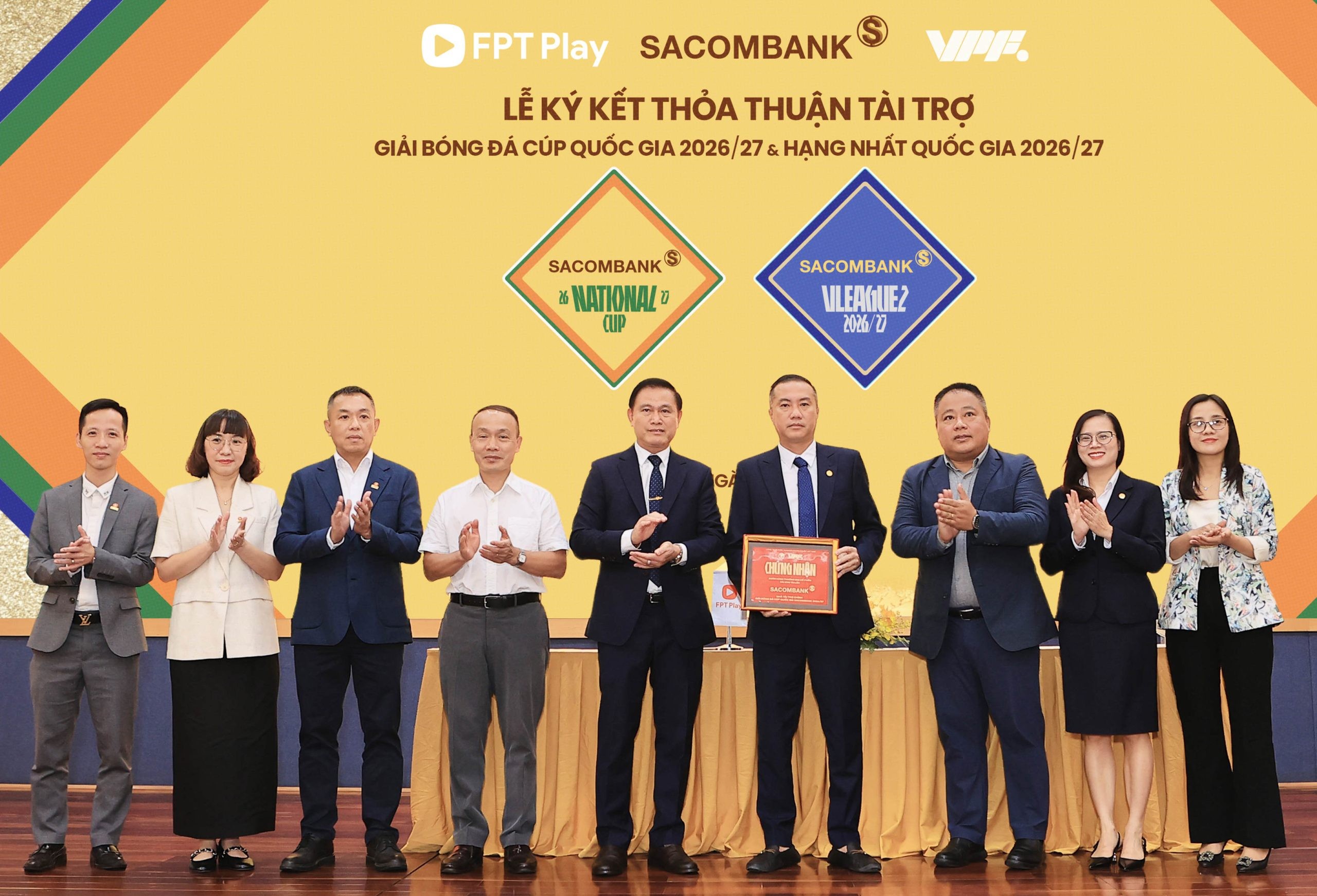 5-dai-dien-sacombank-ong-nguyen-xuan-vu-thanh-vien-hdqt-nhan-chung-nhan-nha-tai-tro-chinh-cho-hai-giai-dau-bong-da-chuyen-nghiep-cap-quoc-gia-scaled-1789598165.jpg