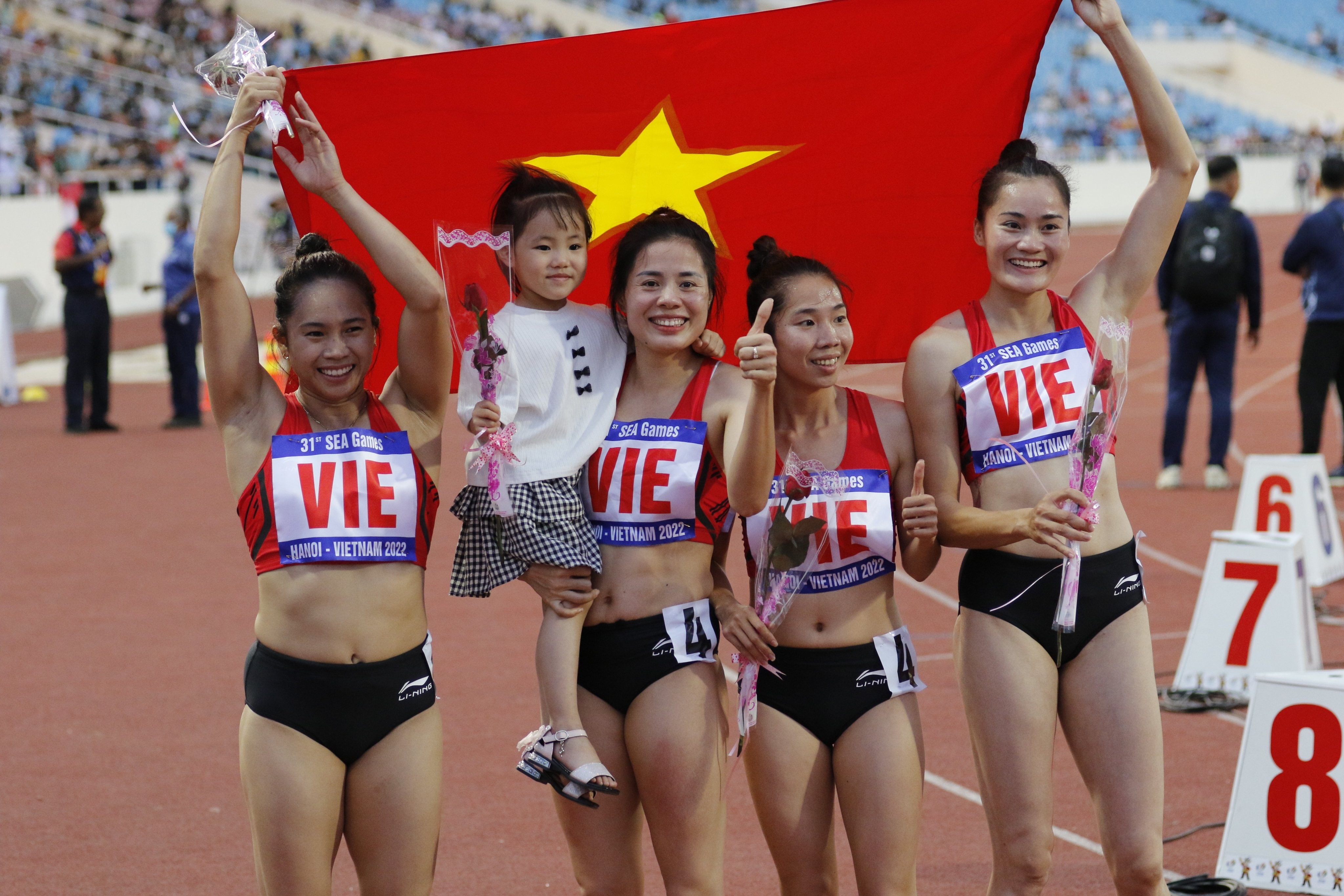 nguyen-thi-huyen-cung-dong-doi-bao-ve-hcv-4x100m-1652896472.jpg