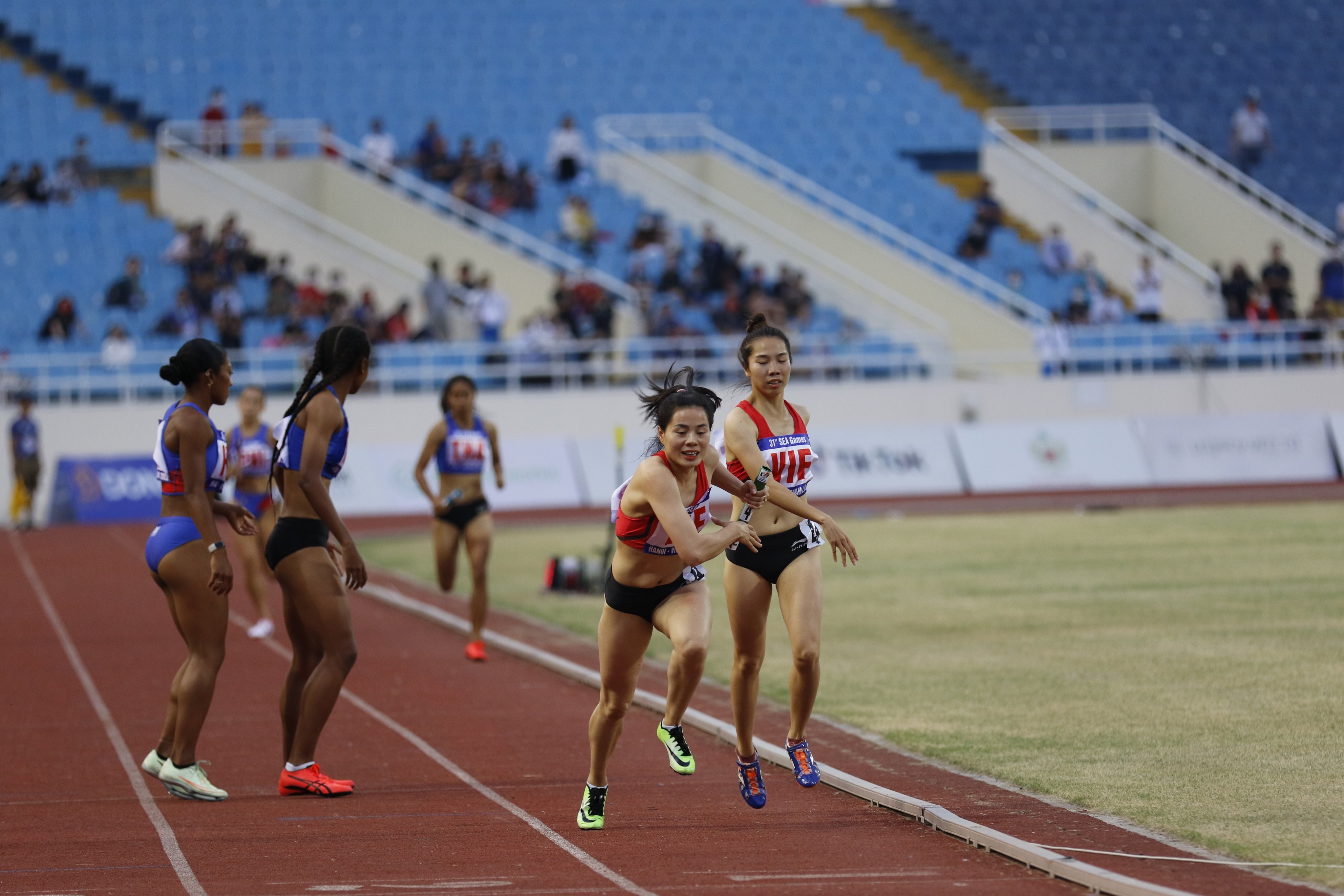 nguyen-thi-huyen-phan-thi-4x100m-1652896472.jpg