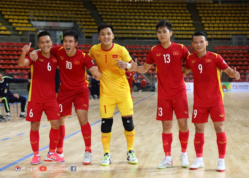 thu-mon-ho-van-y-va-cac-tuyen-thu-futsal-viet-nam-1659330183.jpg