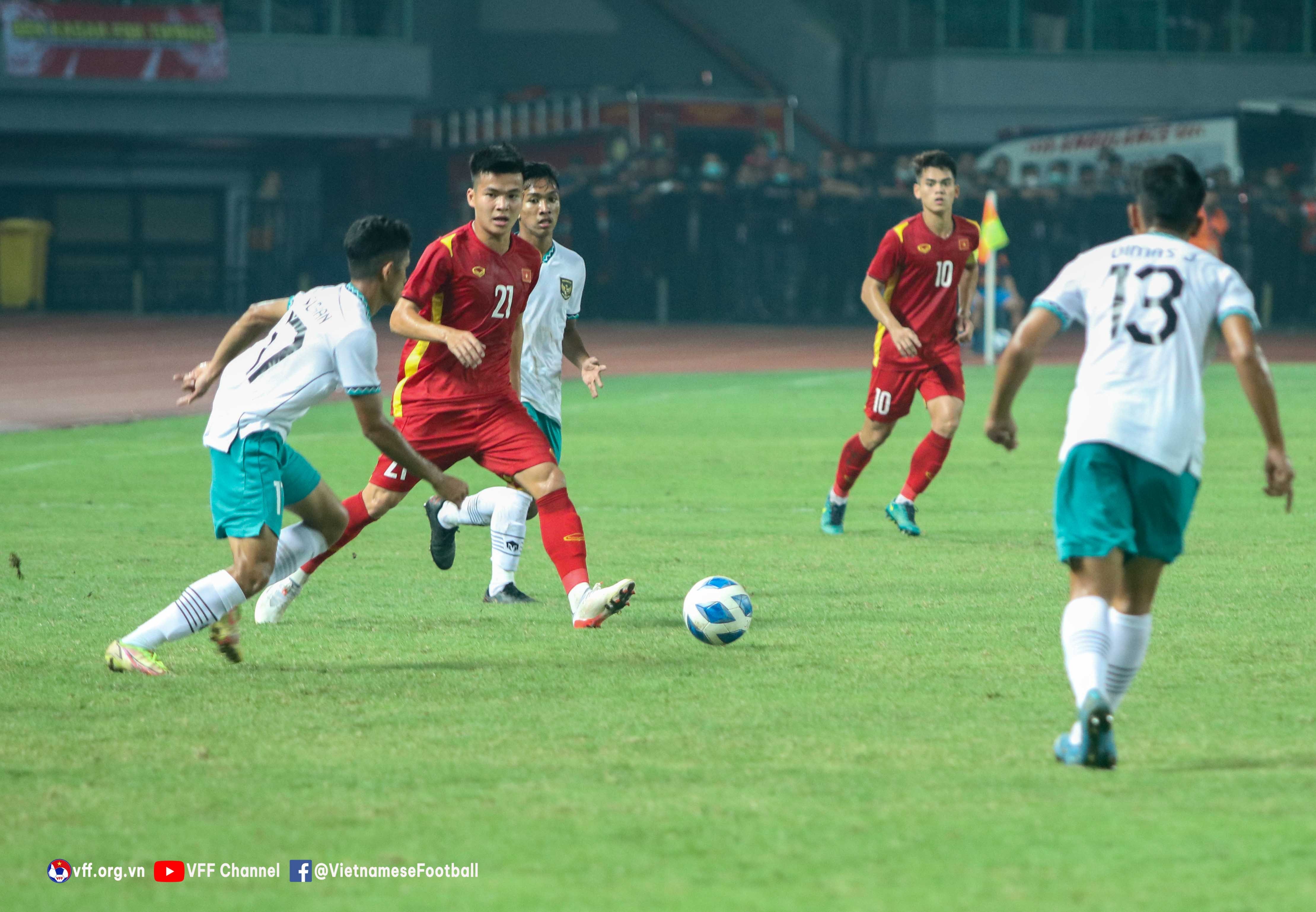 thay-tro-huan-luyen-vien-shin-tae-yong-tung-bi-u19-viet-nam-cam-hoa-va-bi-loai-khoi-vong-ban-ket-giai-u19-dong-nam-a-2022-1663473537.jpg