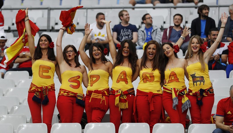 spanish-fans-1668574270.jpg