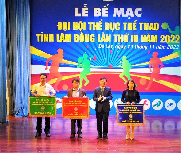 trao-bang-khen-1668996059.jpg