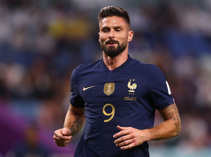 1-giroud-co-the-pha-ky-luc-cua-henry-1669427389.jpg