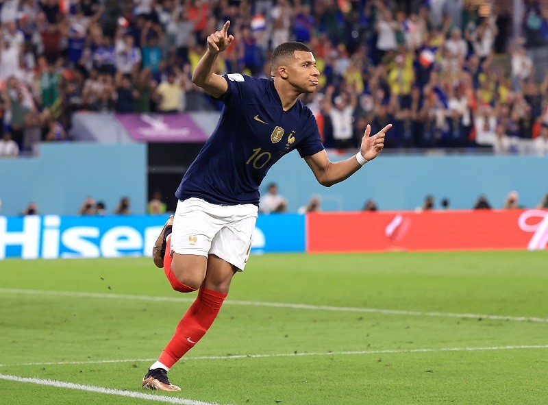 1-mbappe-toa-sang-ruc-ro-1669488370.jpg