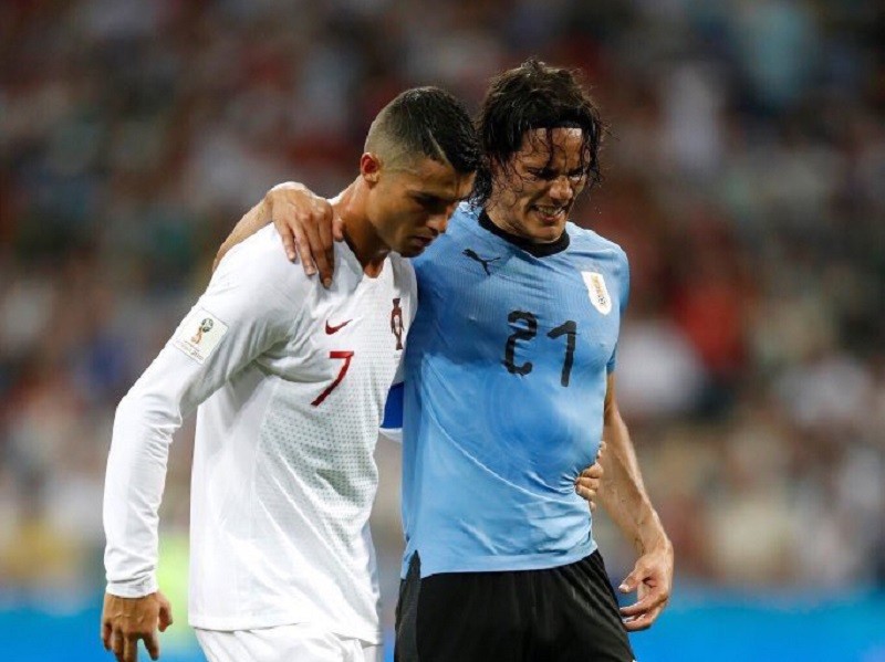 2-cavani-vs-ronaldo-1669612001.jpg