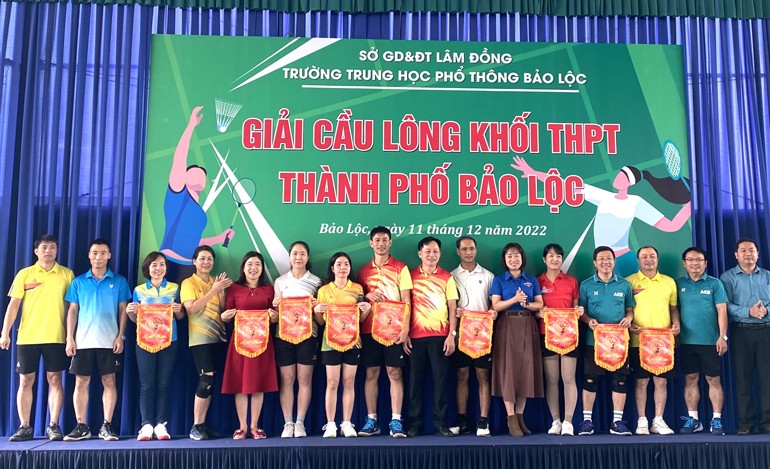 ban-to-chuc-trao-co-luu-niem-cho-cac-doan-1670832604.jpg