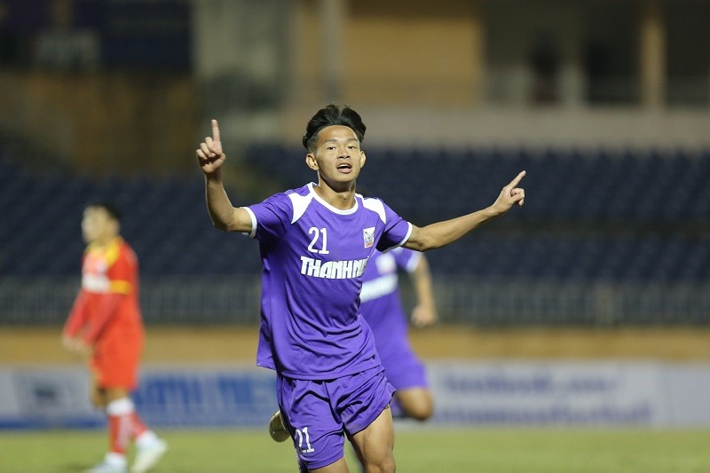 2-bui-vi-hao-lap-hat-trick-1671372085.jpg