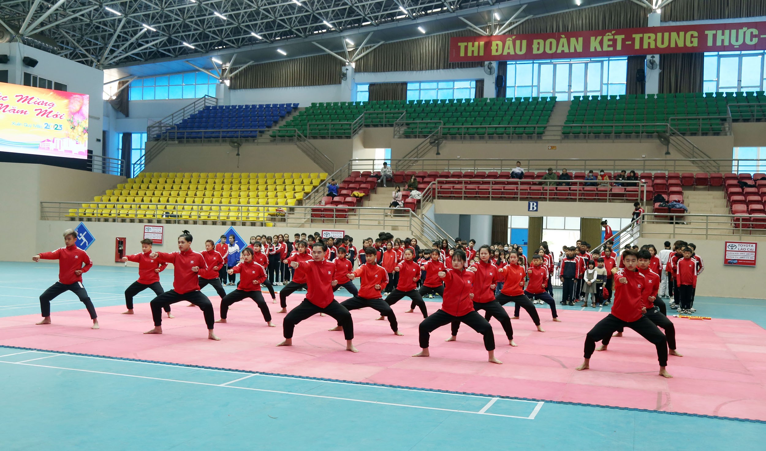 bieu-dien-vo-thua-1675567116.jpg