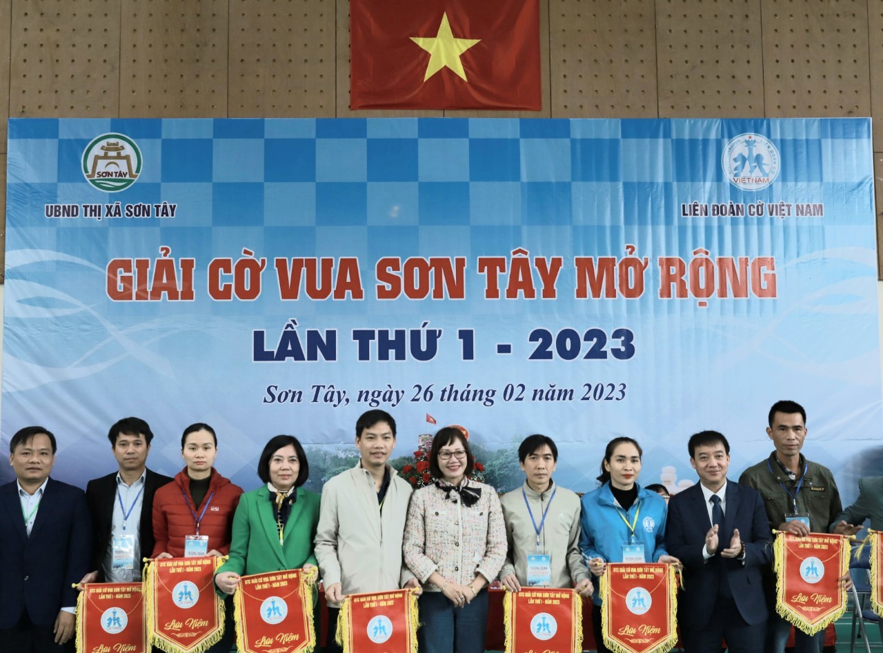 anh-1-ban-to-chuc-trao-co-luu-niem-cac-doan-du-giai-1677422778.jpg