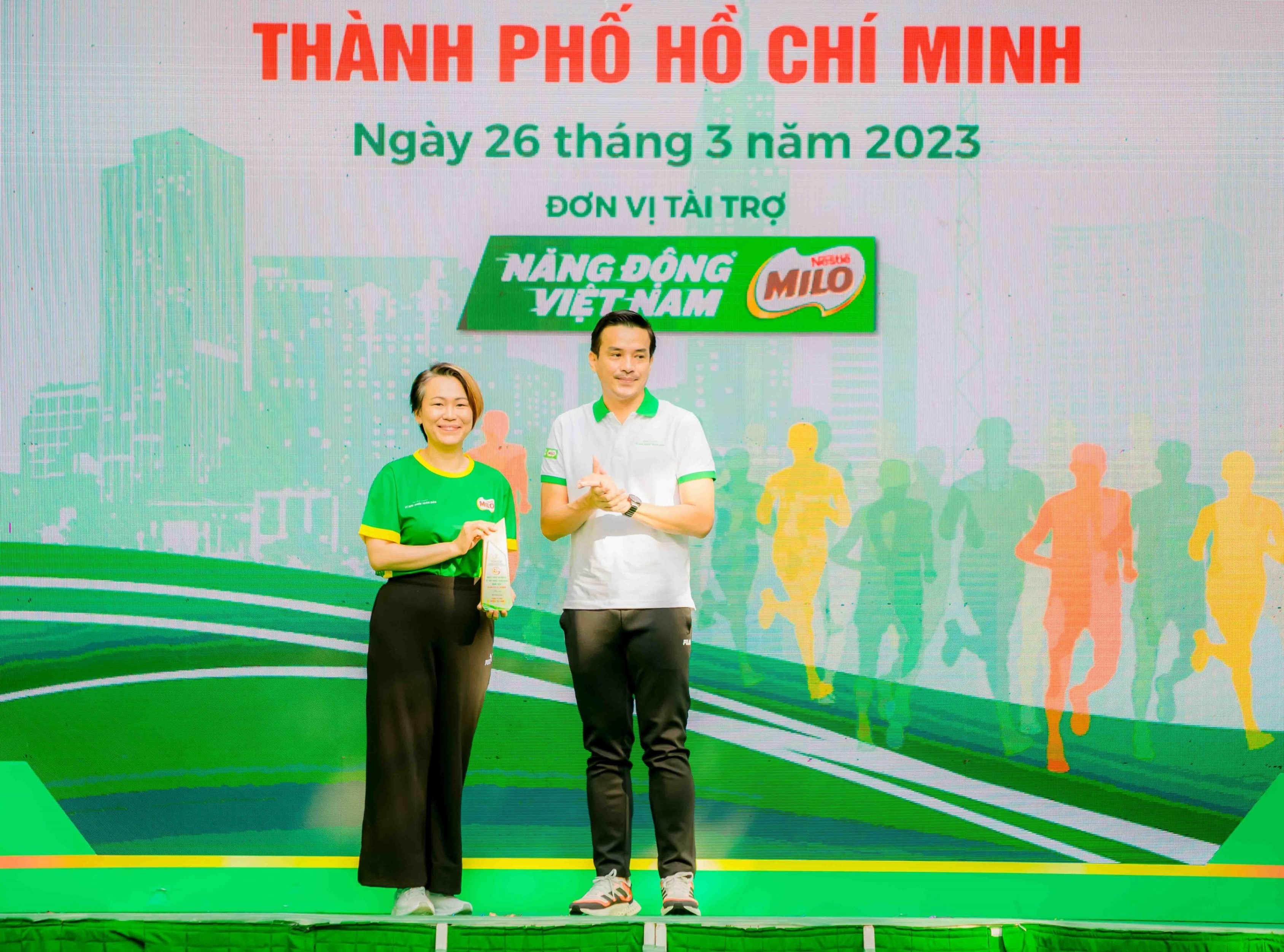 ong-nguyen-nam-nhan-pho-giam-doc-so-van-hoa-trao-ky-niem-chuong-cho-ba-philomena-tan-giam-doc-nganh-hang-milo-va-sua-cong-ty-nestle-viet-nam-vi-nhung-dong-gop-doi-voi-cac-1679820667.jpg
