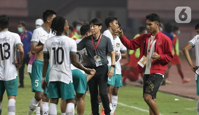 huan-luyen-vien-shin-tae-yong-va-cac-cau-thu-u20-indonesia-nhan-cu-soc-lon-khi-fifa-tuoc-quyen-dang-cai-u20-world-cup-2023-1680154049.jpg