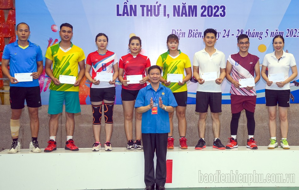 trao-thuong-1685328219.jpg