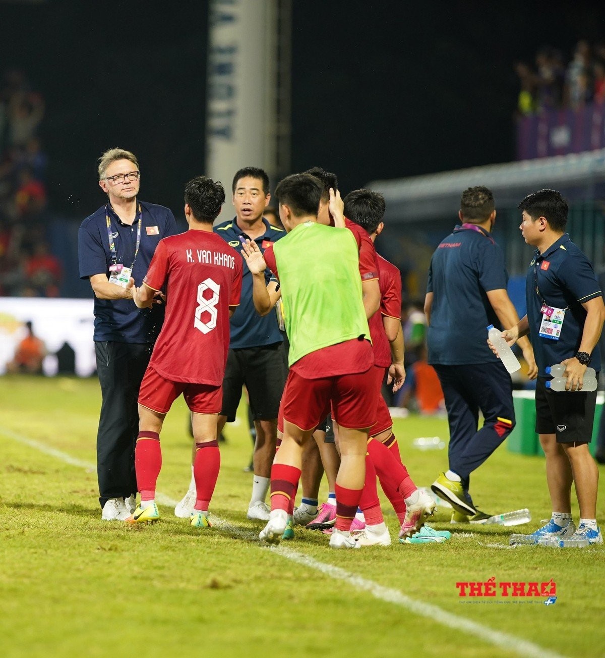 huan-luyen-vien-troussier-khang-dinh-dang-theo-do-tren-100-cau-thu-dong-thoi-cop-danh-sach-20-cau-thu-goc-viet-de-chuan-bi-cho-ke-hoach-lau-dai-1686021524.jpg