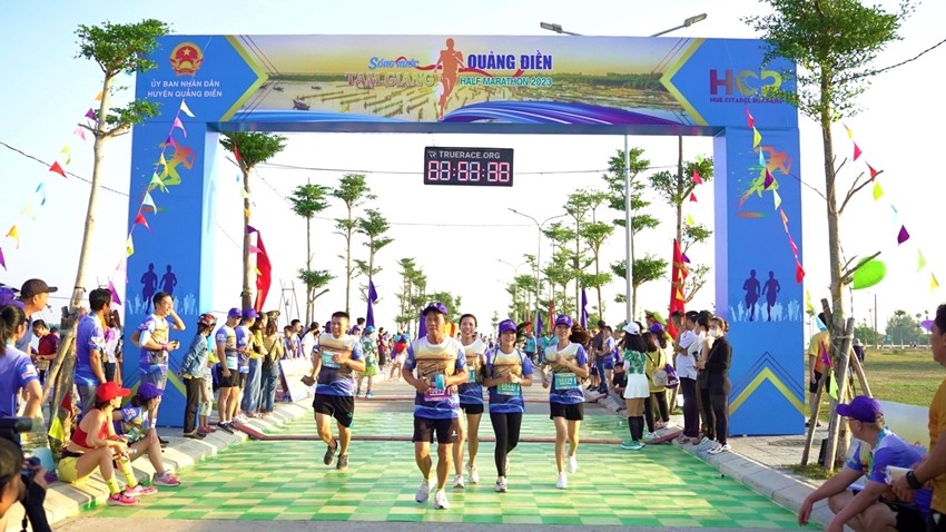giai-chay-half-marathon-huyen-quang-dien-lan-dau-tien-duoc-to-chuc-ben-dam-pha-tam-giang-1693878509.jpg
