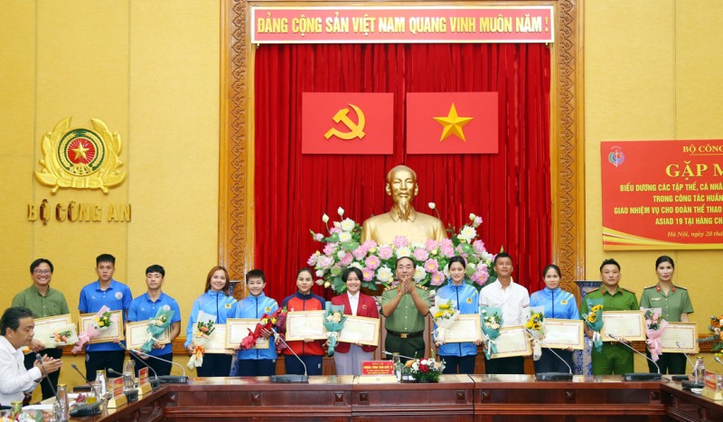 trao-bang-khen-1695209862.jpg