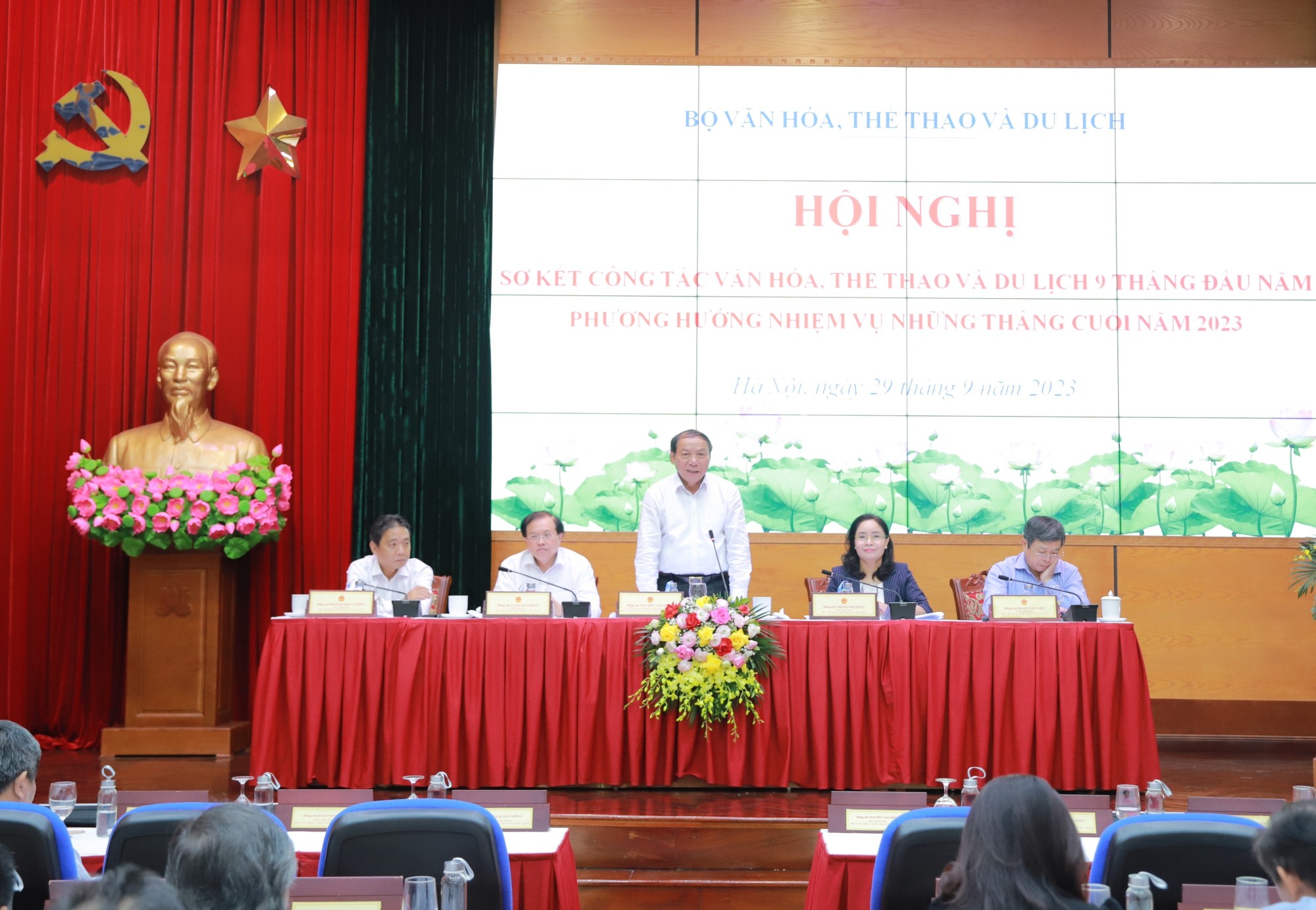 hoi-nghi-sang-nay-1695989482.jpg