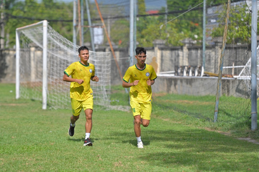 cac-cau-thu-khanh-hoa-fc-tap-luyen-tren-san-cau-lac-bo-tai-phuong-vinh-hoa-1696298094.jpg