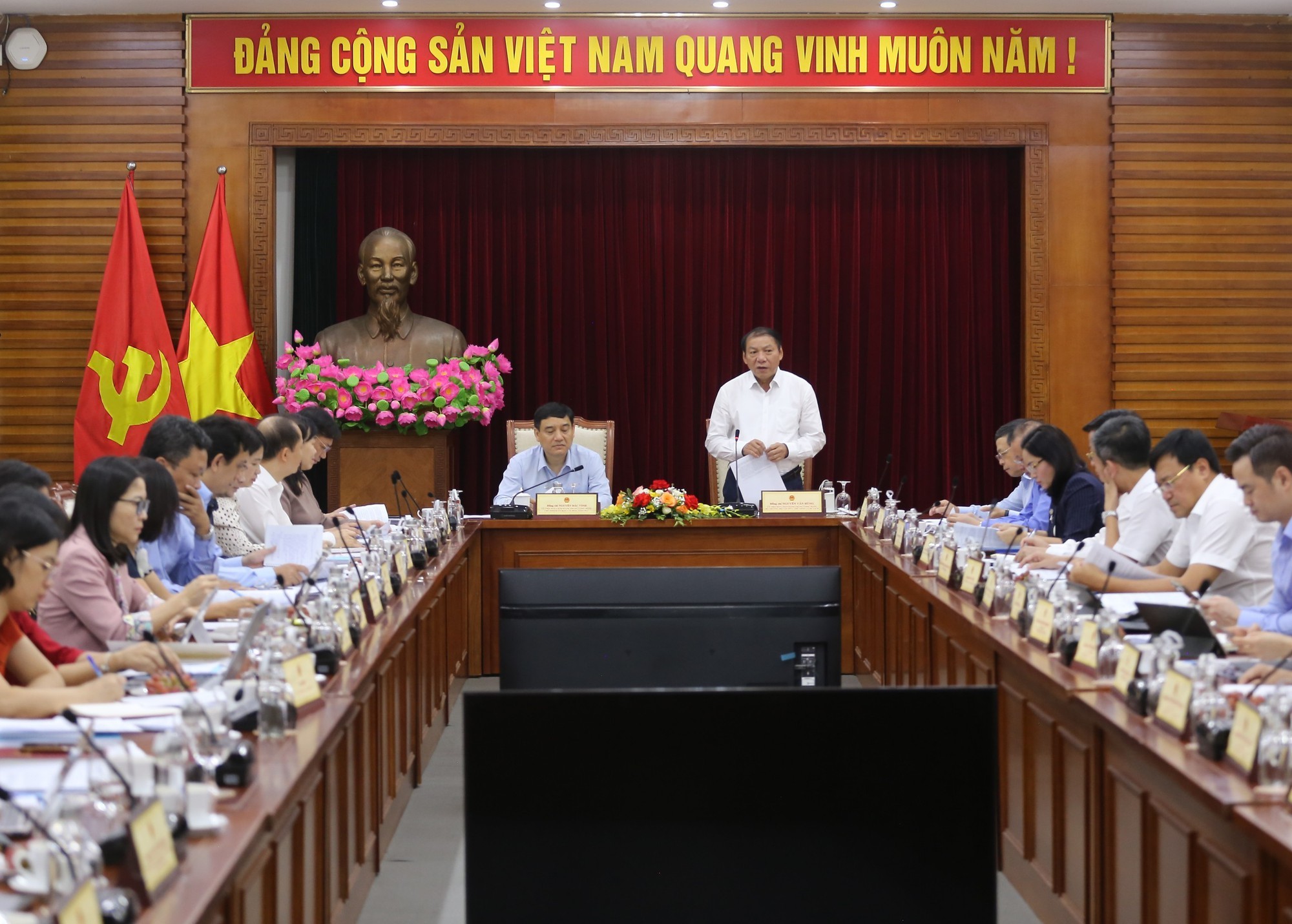 quan-gcanhr-buoi-lam-viec-1697010040.jpg