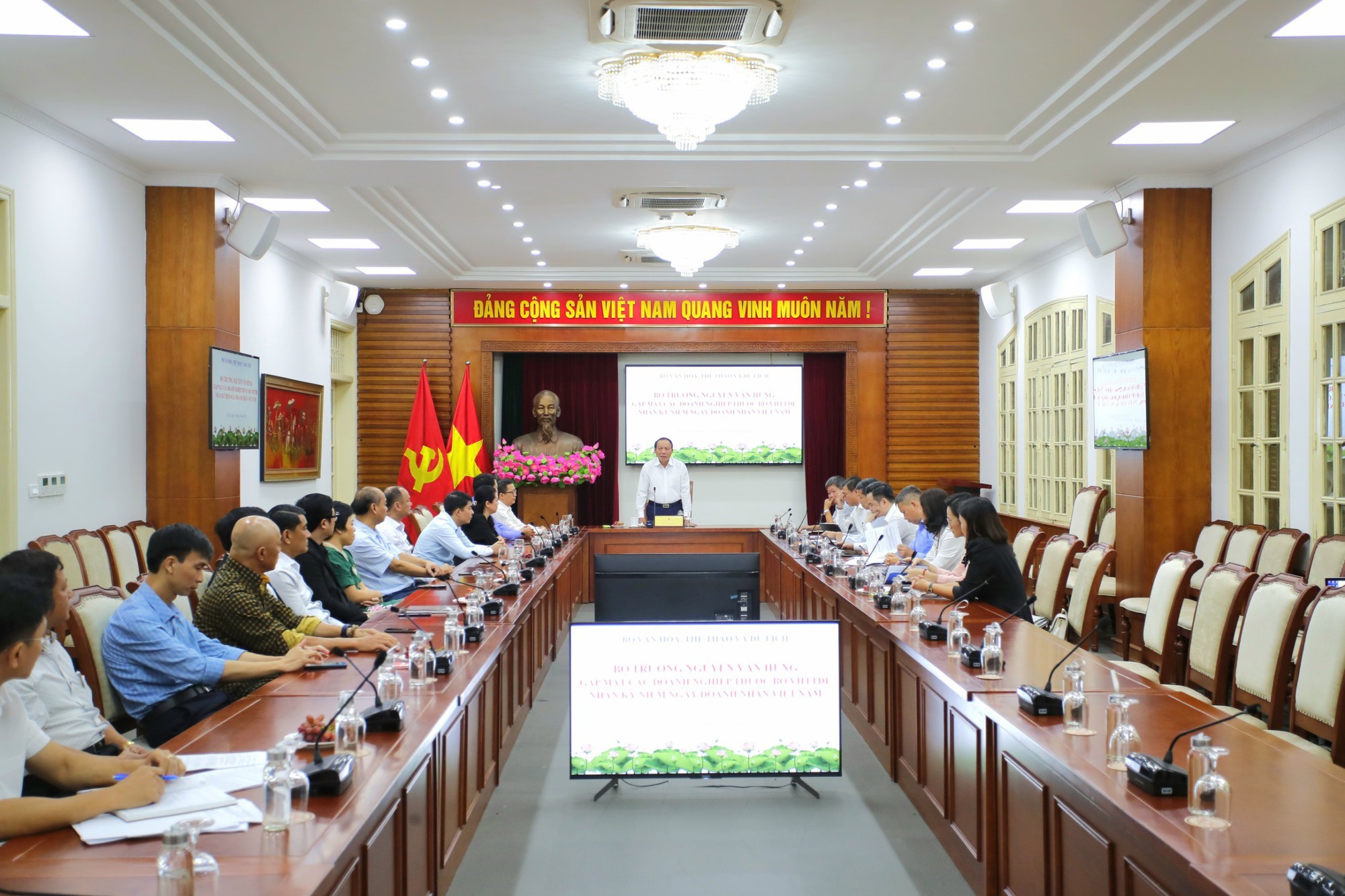 quang-canh-buoi-lam-viec-1697196560.jpg