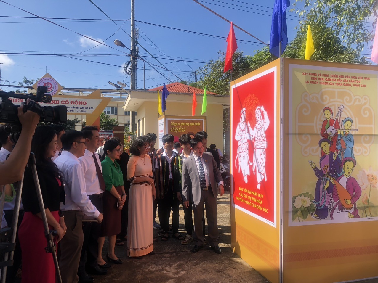 cac-dai-bieu-tham-quan-trien-lam-1697862052.jpg