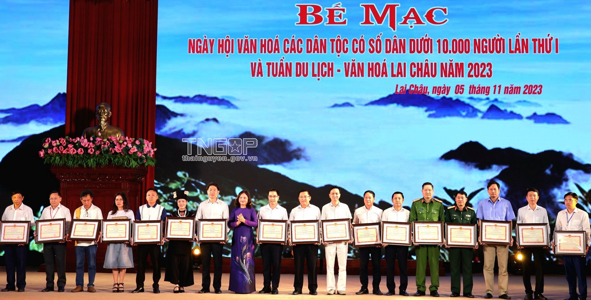 trao-bang-khen-1699270313.jpg