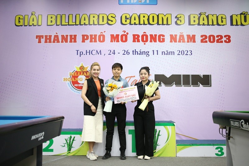 bich-tram-va-nguyen-thi-thu-nhan-giai-series-xuat-sac-tu-billiards-hoang-dung-1701017886.JPG