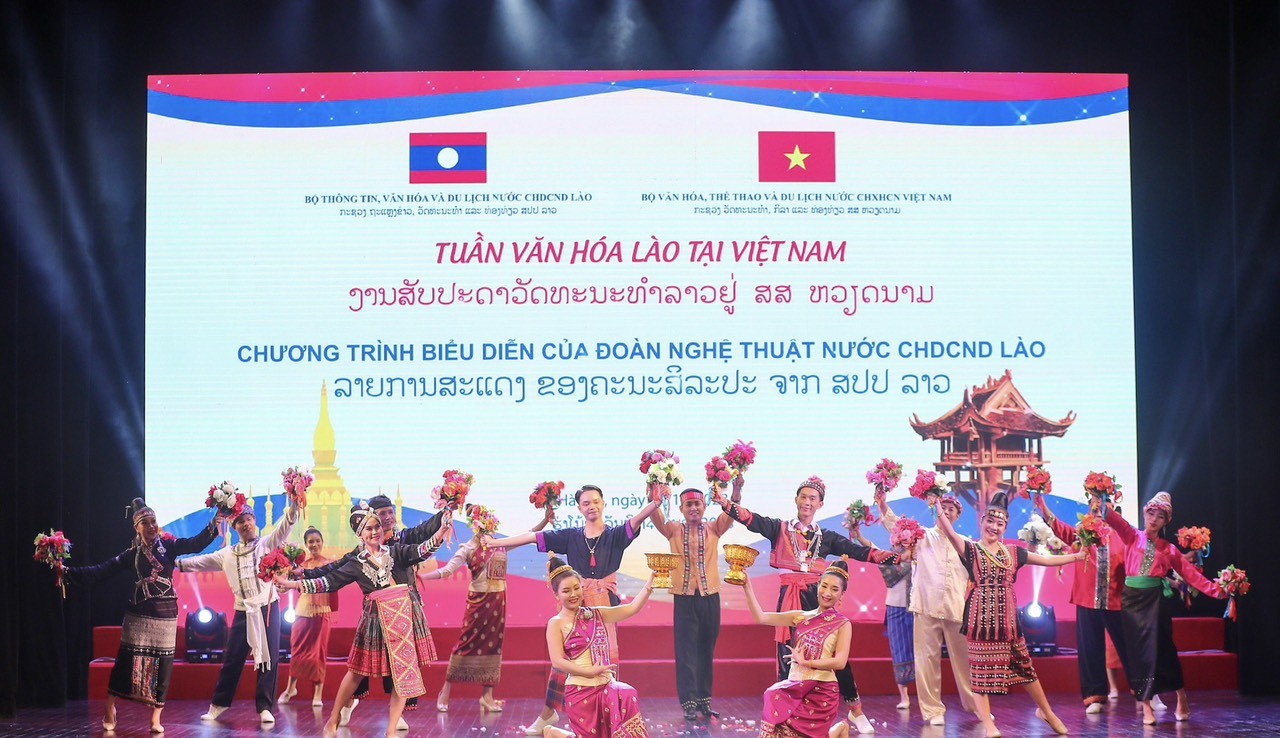 bieu-dien-chao-mung-1-1702605236.jpg