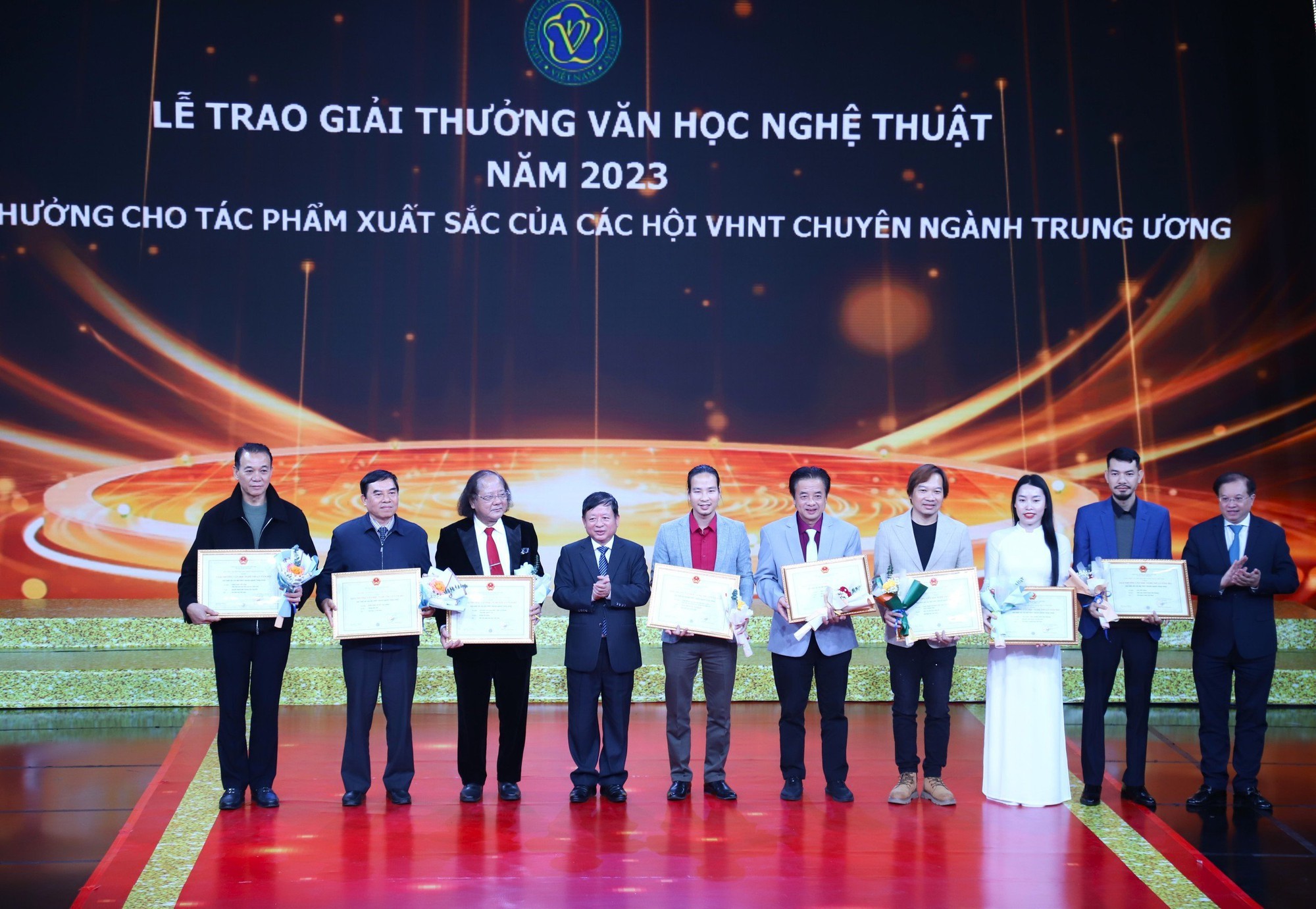 trao-giai-xuat-sac-1704362285.jpg