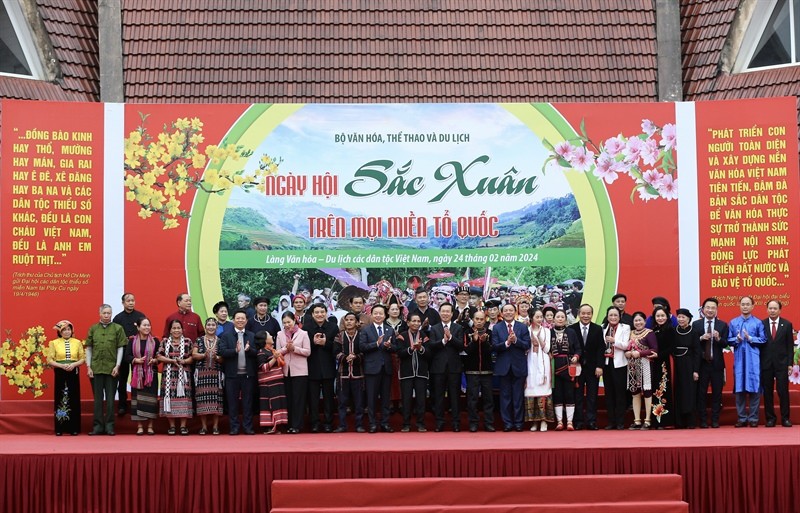 chu-tich-nuoc-va-cac-dai-bieu-chup-anh-luu-niem-voi-dong-bao-cac-dan-toc-1708790285.jpg
