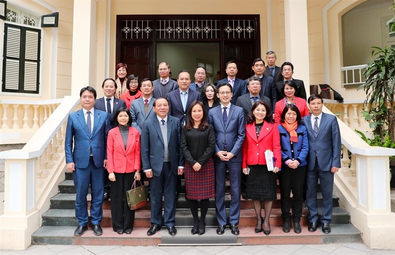 bo-truong-va-cac-dai-bieu-chup-anh-luu-niem-1709294805.jpg