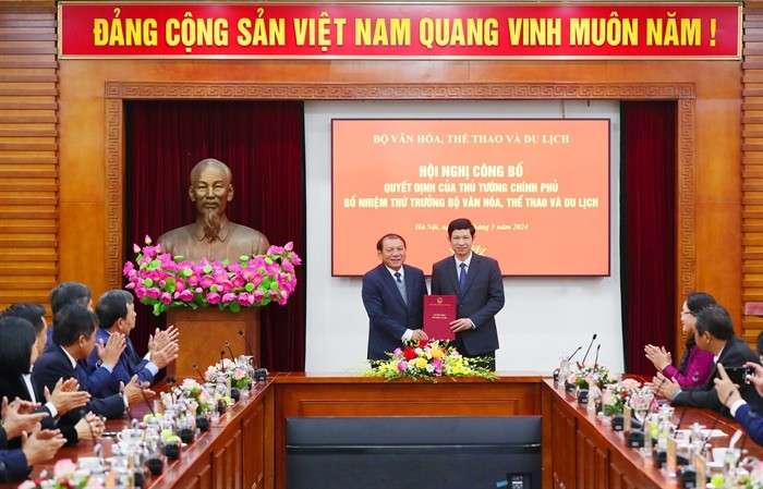 trao-quyet-dinh-cho-thu-truong-phong-1709276239.jpg