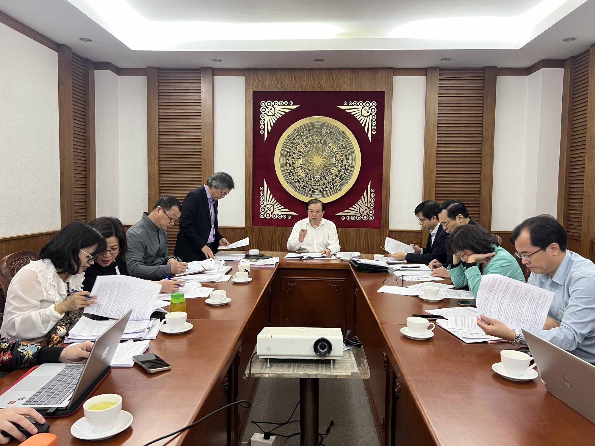 toan-canh-buoi-lam-viec-1710074521.jpg