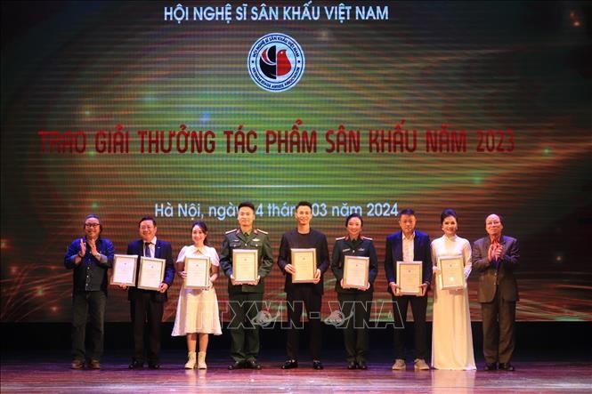 trao-tang-giai-thuong-san-khau-nam-2023-cho-cac-tcs-gia-ttxvn-1710487823.jpg