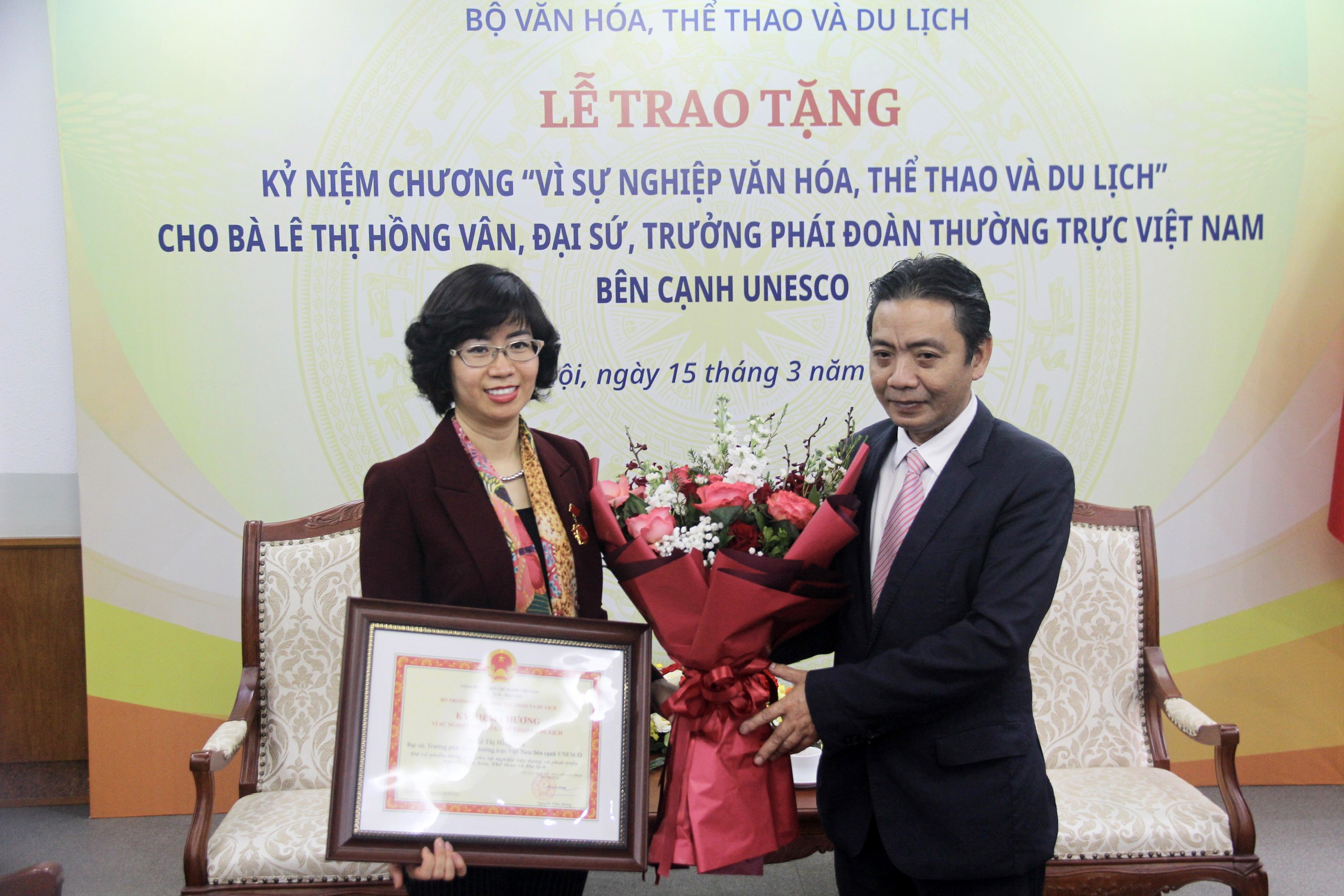 thu-truong-cuong-trao-tang-1710576160.jpg