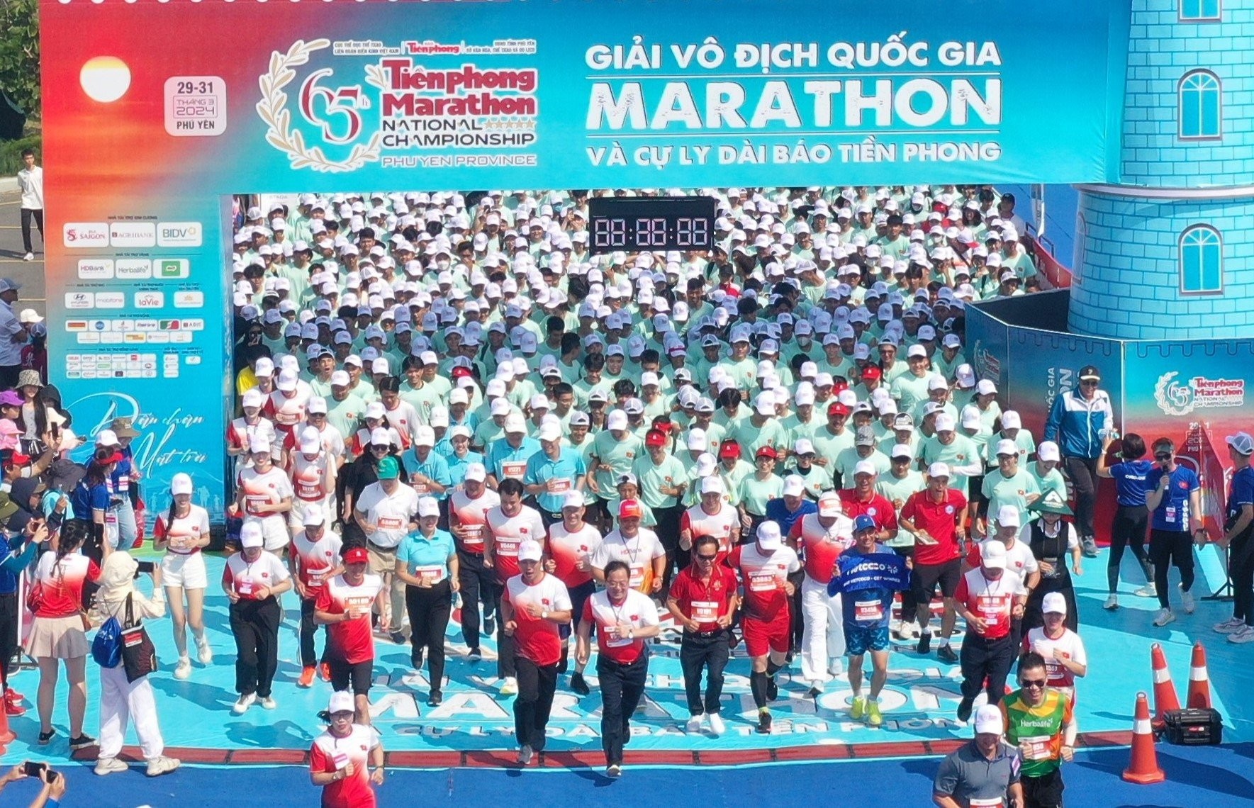 anh-chup-tren-cao-tai-duong-chay-tien-phong-marathon-2024-1712105623.jpg
