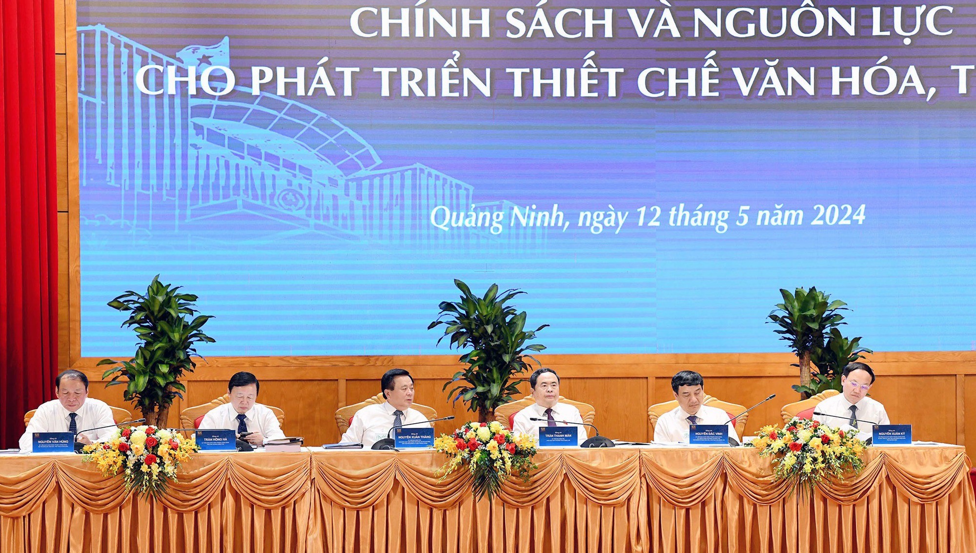 cac-dai-bieu-chu-tri-hoi-thao-1715589560.jpg