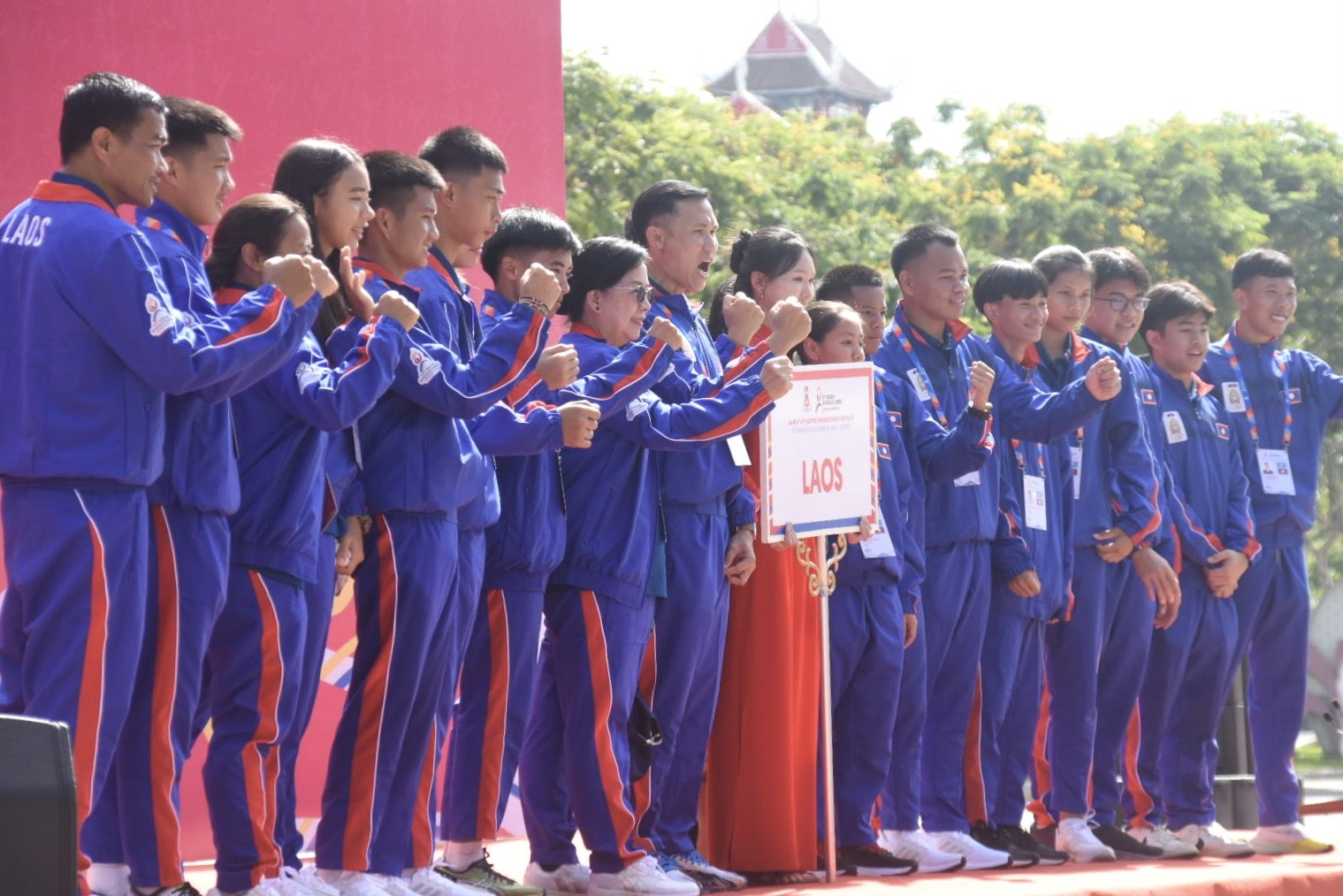 doan-van-dong-vien-lao-chup-anh-ky-niem-tai-le-thuong-co-1717210424.JPG