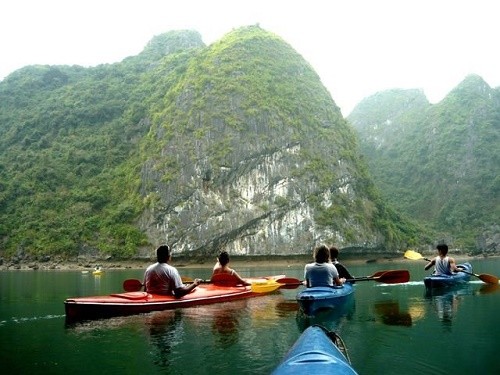 cheo-kayak-tham-quan-vinh-lan-ha-1718012416.jpg