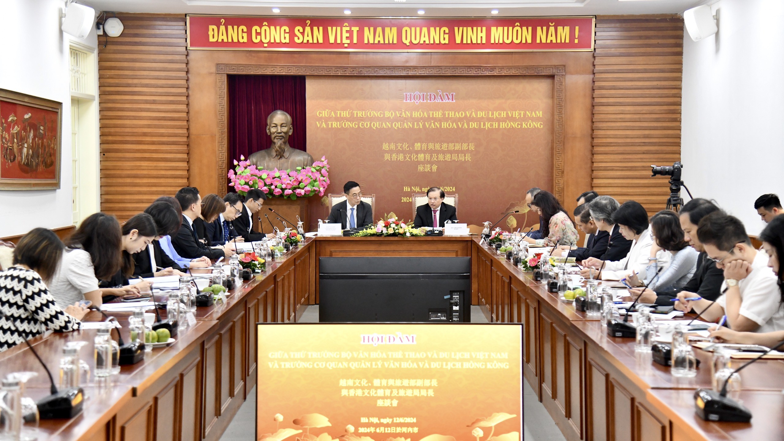 quang-canh-buoi-lam-viec-cua-thu-truong-dong-1718184580.jpg