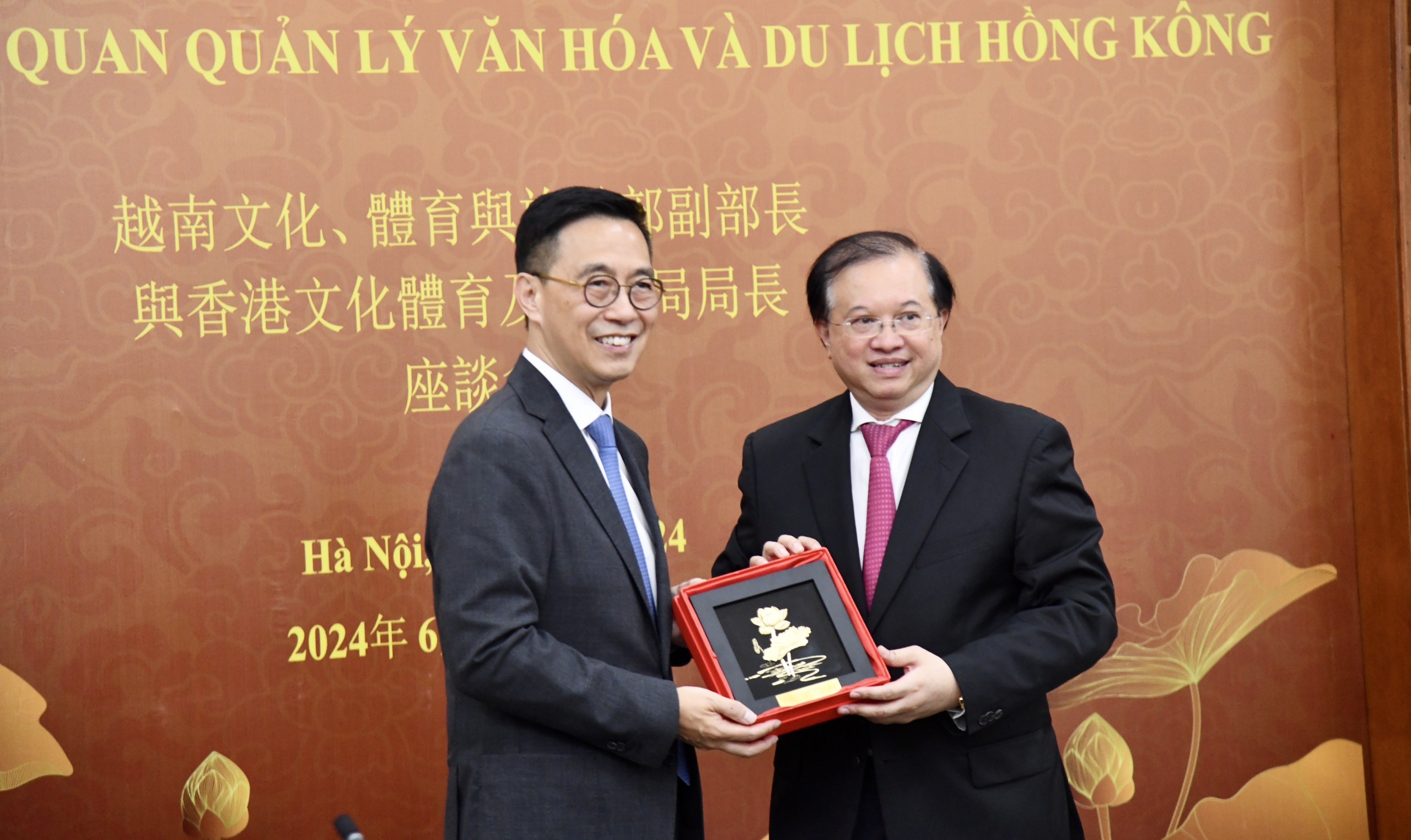 thu-truong-dong-tang-qua-1718184774.jpg