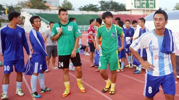 tan-tai-va-hon-chuc-cau-thu-tru-cot-khanh-hoa-theo-chan-huan-luyen-vien-hoang-anh-tuan-ra-thi-dau-cho-hai-phong-mua-bong-2013-1718249052.jpg