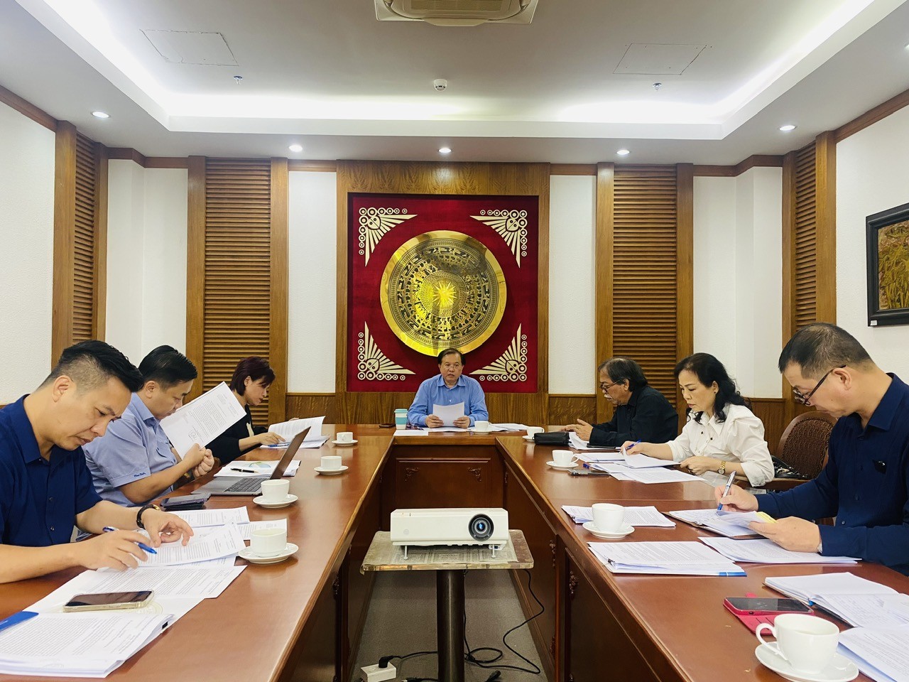 thu-truong-dong-chu-tri-buoi-lam-viec-ve-van-hoc-nghe-thuat-1718594099.jpg