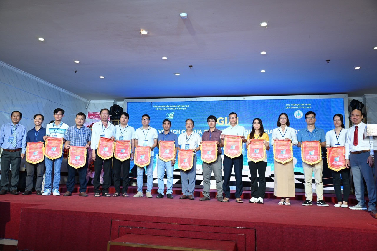 anh-2-trao-co-luu-niem-cac-doan-du-giai-1720252256.jpg