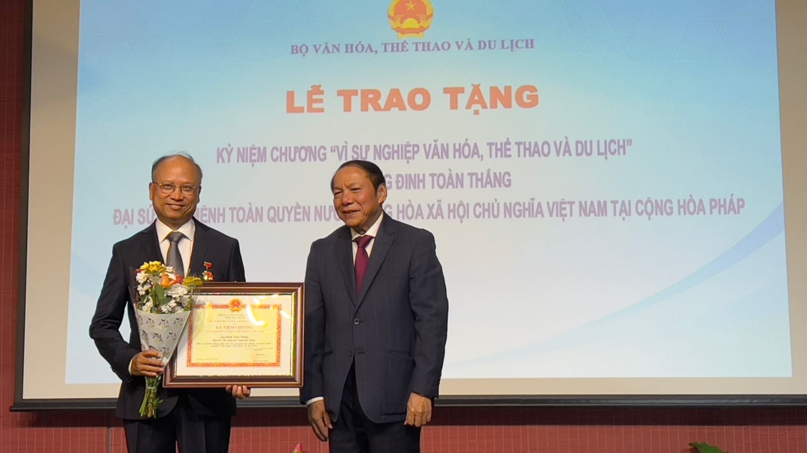 bo-truong-trao-tang-1722228652.jpeg
