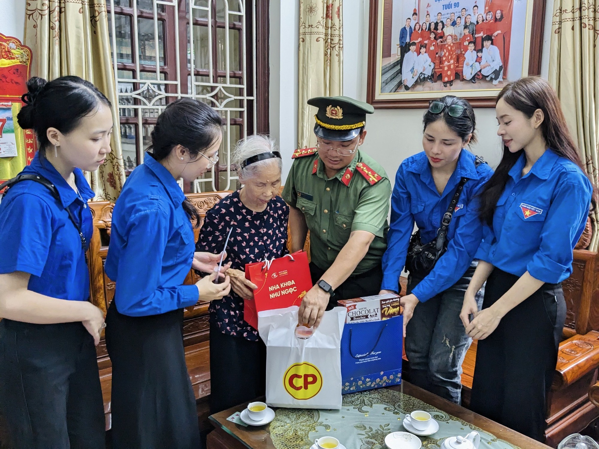 tham-hoi-tang-qua-1722221506.jpg