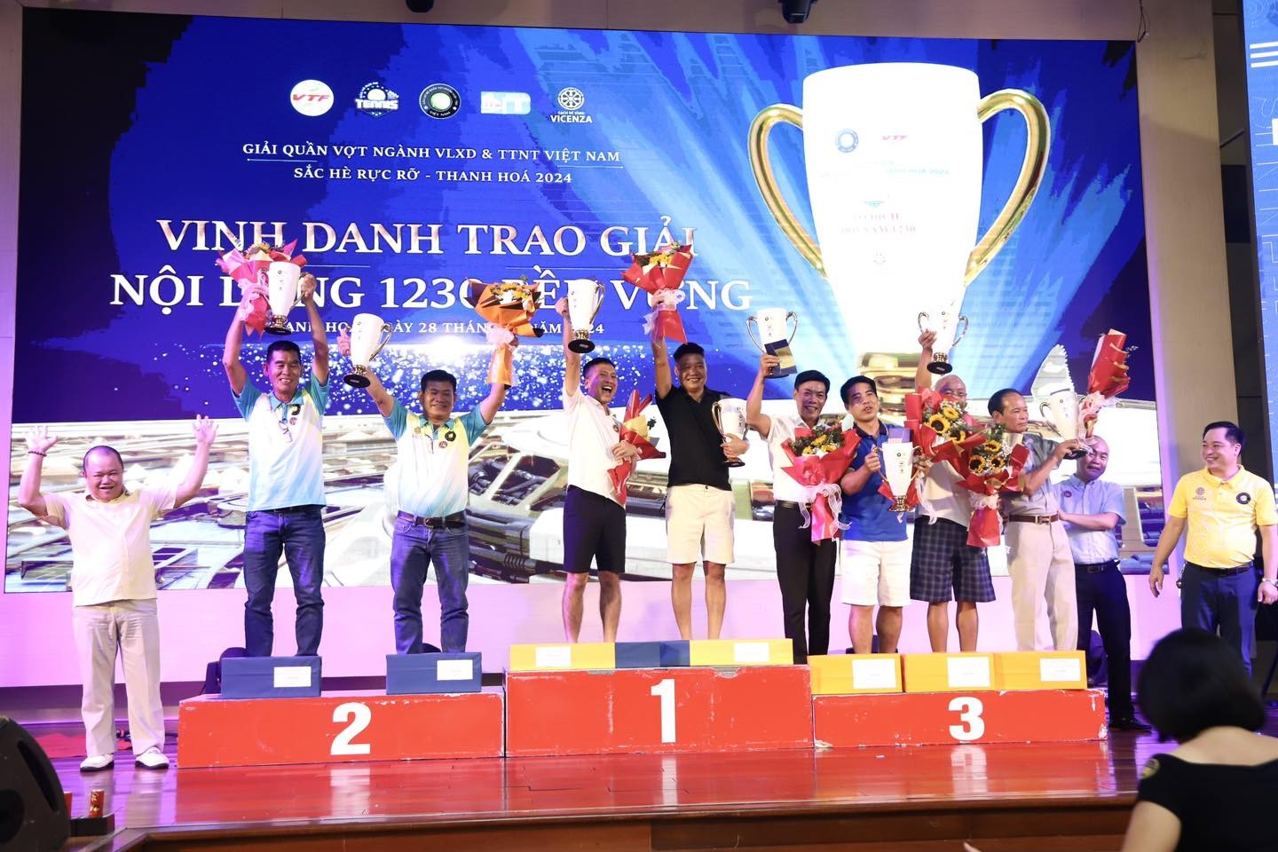 trao-giai-noi-dung-doi-nam-1230-ben-vung-1722246294.jpg