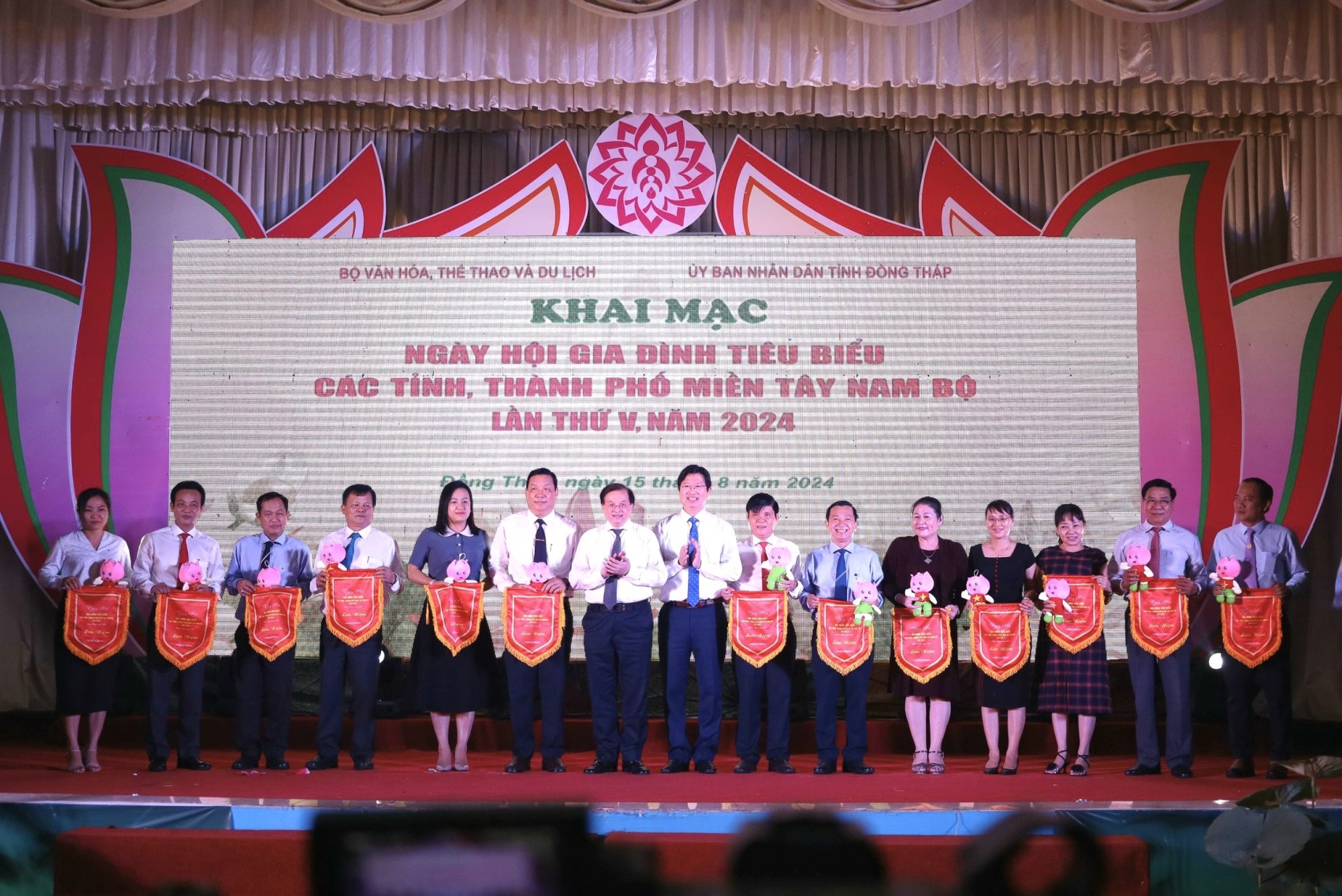 ngay-hoi-co-su-tham-gia-cua-63-gia-dinh-tieu-bieu-tham-gia-den-tu-13-tinh-thanh-pho-mien-tay-nam-bo-1723788878.jpg