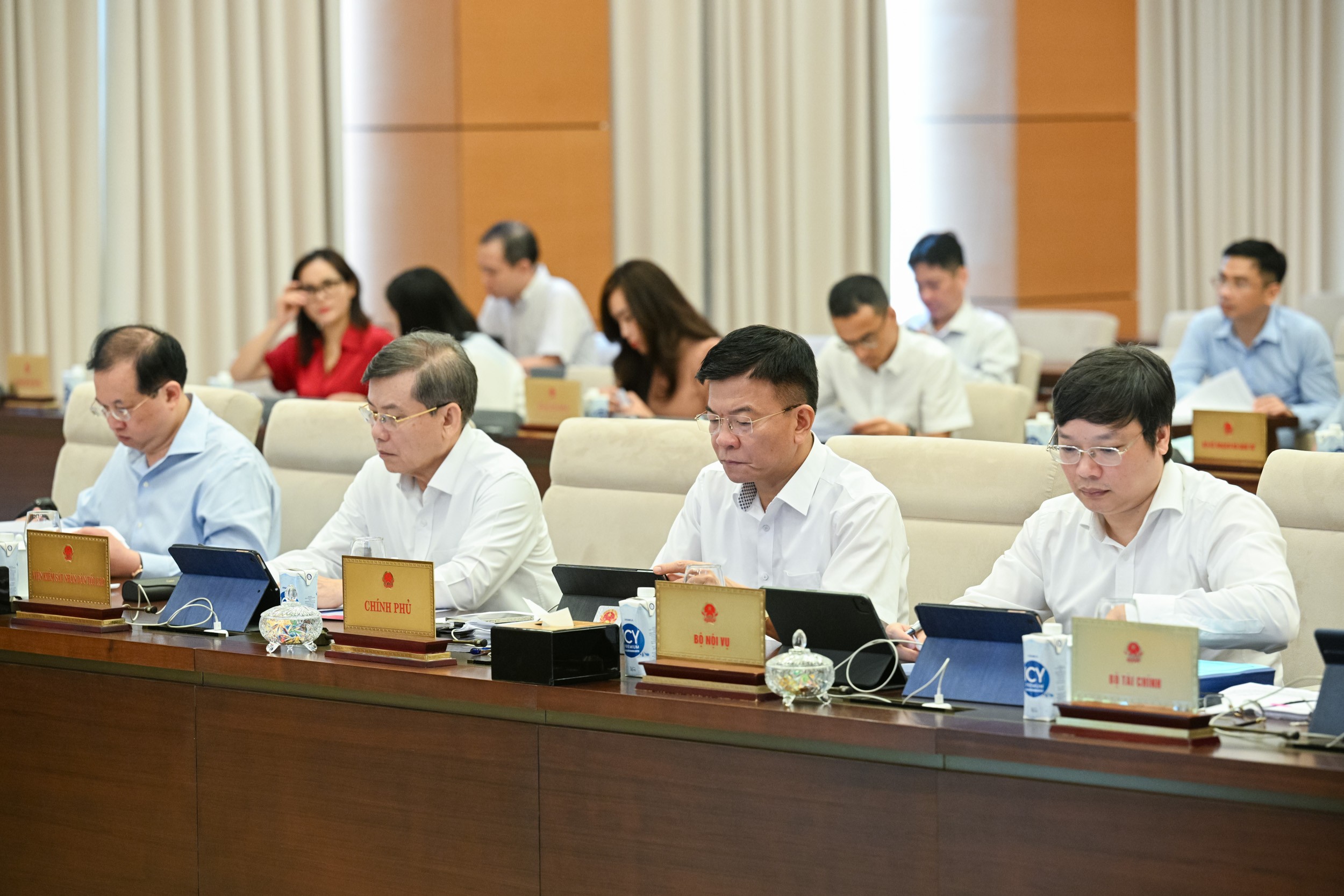 cac-dai-bieu-du-phien-hop-1724040715.jpg