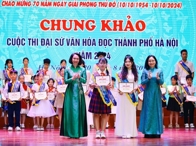 thu-truong-thuy-trao-giai-1724234605.jpg